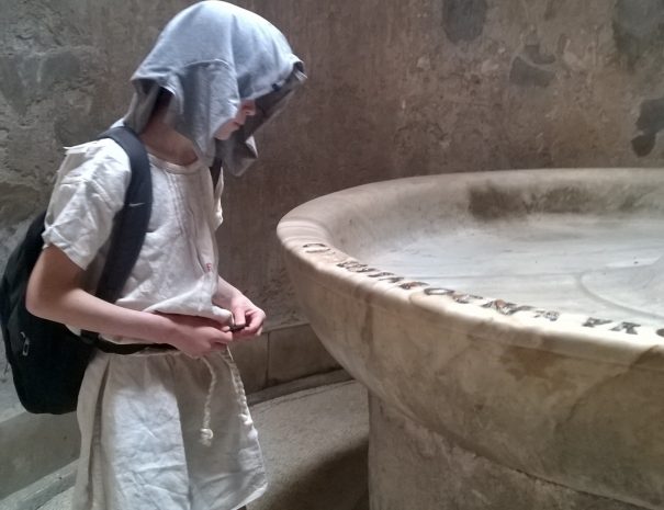 foto bambino a Pompei antico romano no viso